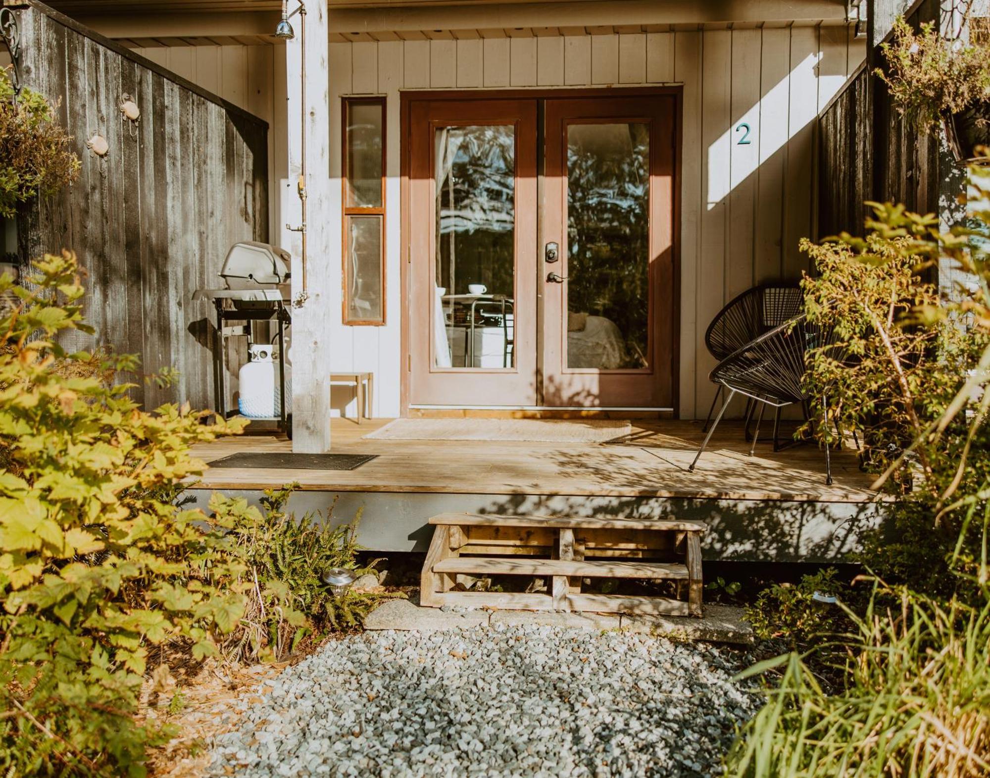 Lunar Cove Inn Charters And Tours Tofino Exterior photo